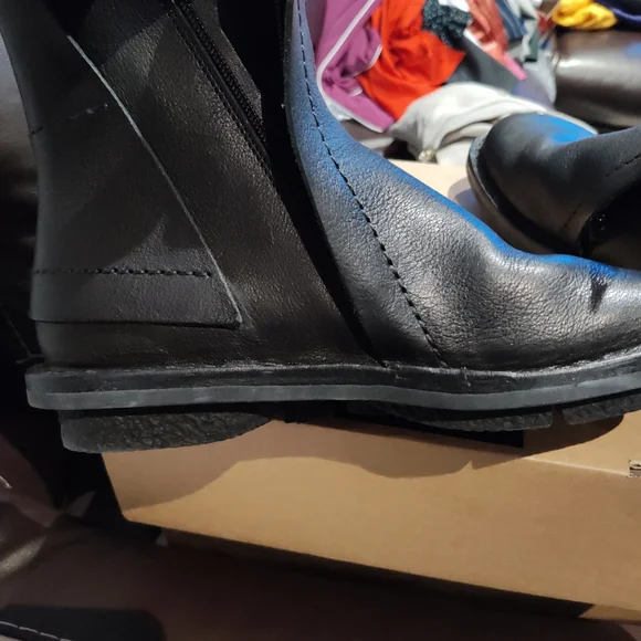 Sleek Black Leather Ankle Boots for Women - Picture 9 of 12